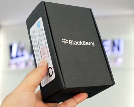 BlackBerryCurve9360Unbox1_980c3.jpg