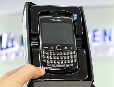 BlackBerryCurve9360Unbox2_7d5be.jpg