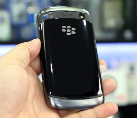 BlackBerryCurve9360Unbox5_47384.jpg