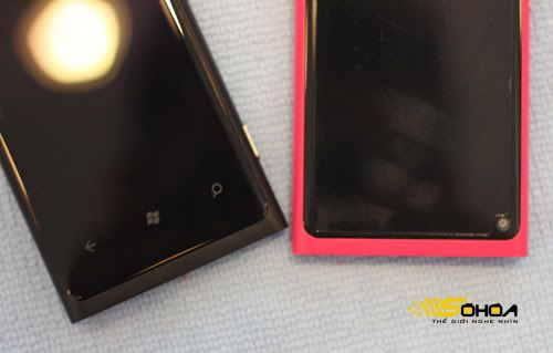 Lumia-800-vs-N9-2.jpg