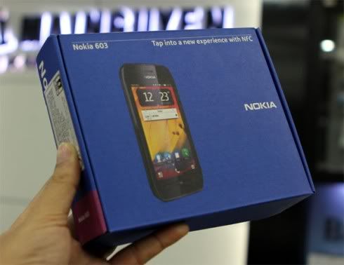 Nokia-603-unbox_1.jpg