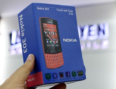 NokiaAsha303Unbox1_7bd38.jpg