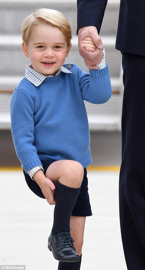  photo 38C378EA00000578-3805952-Prince_George_was_wearing_a_blue_jumper_with_blue_shorts_and_kne-a-11_1474773202088_zpsr1b3azmk.jpg