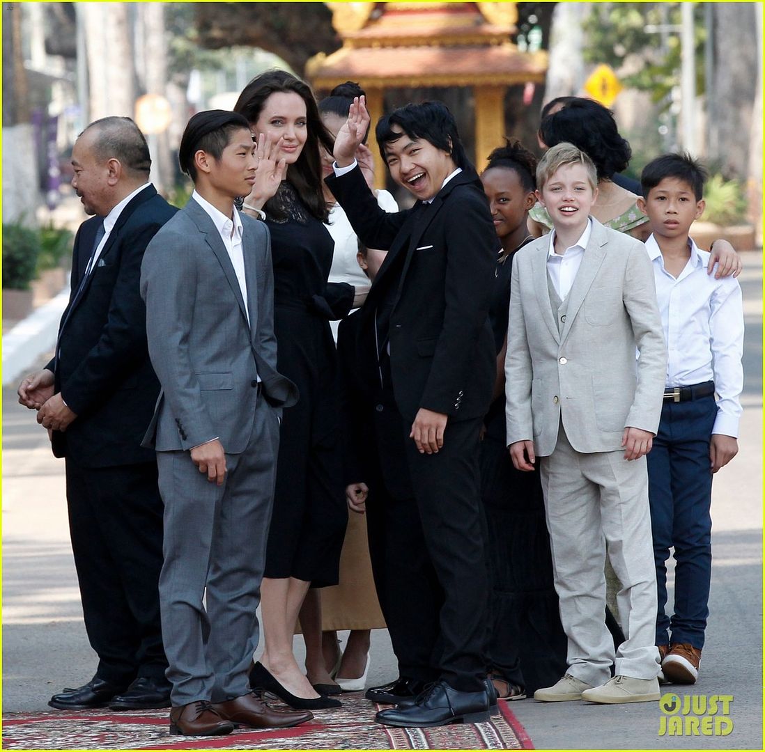 Анджелина Джоли с детьми в Камбодже