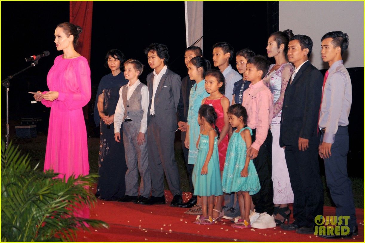  photo angelina-jolies-kids-beam-with-pride-while-she-speaks-in-cambodia-01_zpsuudb3hmx.jpg