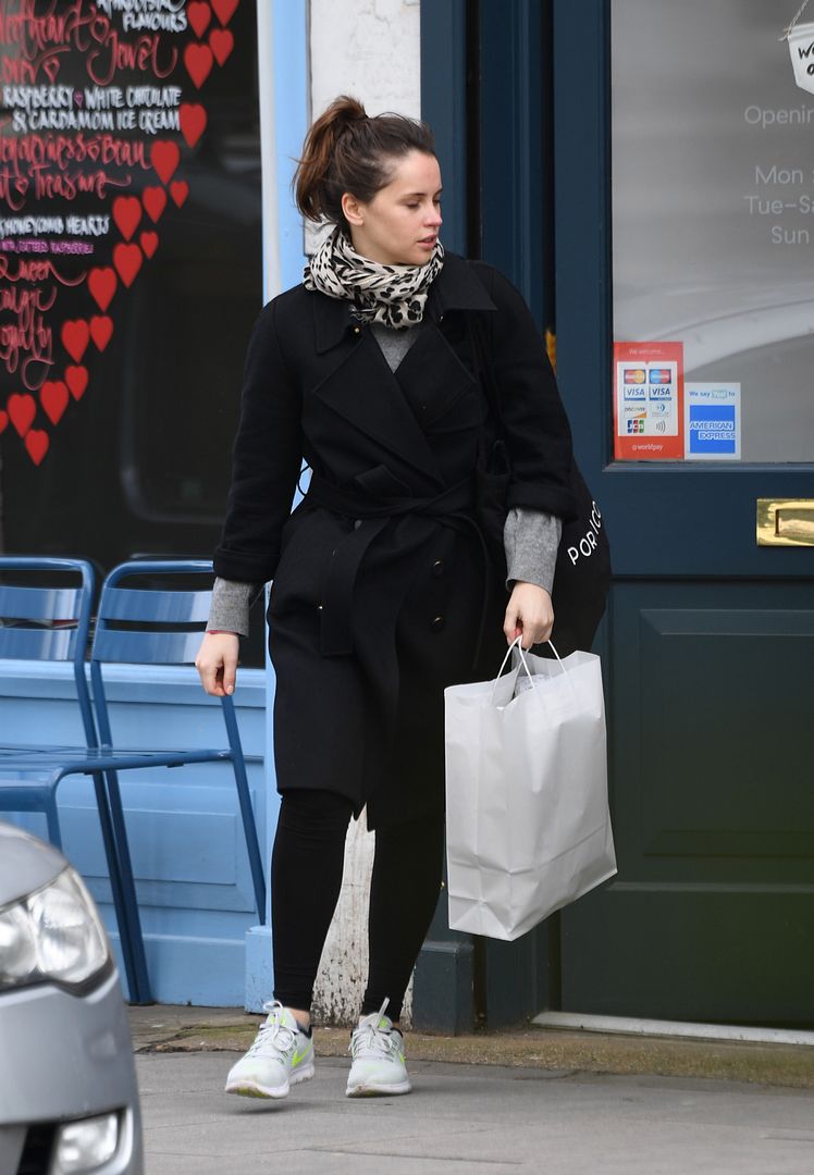  photo felicity-jones-out-amp-about-in-london-february-16th-2017-1_zpswdkqcidc.jpg