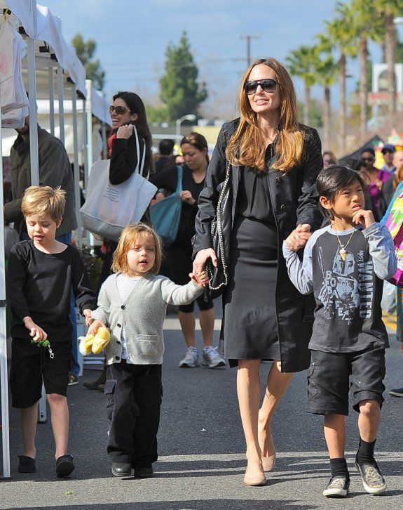 Джоли с детьми на ярмарке Photobucket