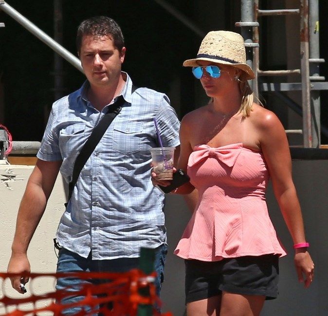  photo BritneySpearsBritneySpearsOutShoppinggV2JxU0sGxtx_zpsf7057d22.jpg