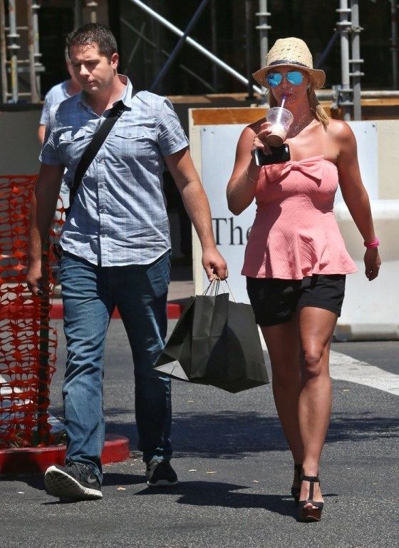 photo BritneySpearsBritneySpearsOutShoppingqXXeybIa6p0x_zps450e79f1.jpg