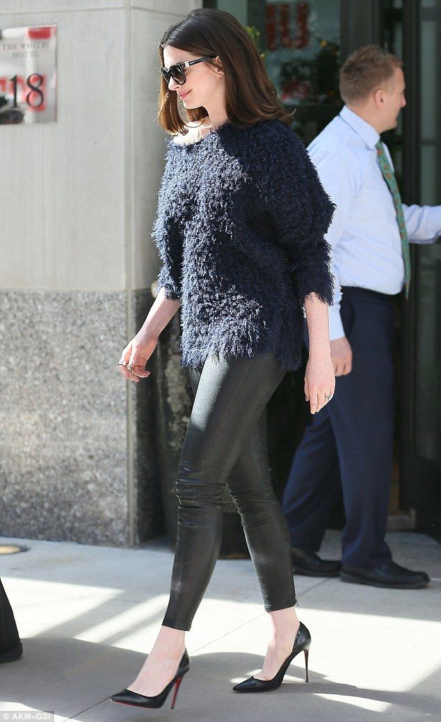  photo 3F5A6C7A00000578-4422356-Lovely_in_leather_Anne_Hathaway_stepped_out_in_leather_leggings_-a-17_1492539356954_zpslelme1or.jpg