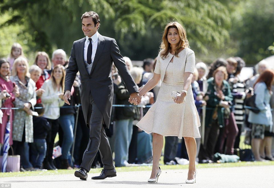  photo 4091029900000578-4525752-Swiss_tennis_player_Roger_Federer_and_his_wife_Mirka_arrive_at_S-a-103_1495322882756_zpszyzkssja.jpg