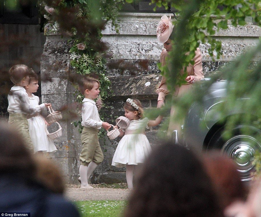  photo 4092606300000578-4525752-Prince_George_s_mood_quickly_turned_sour_as_he_threw_a_tantrum_o-a-27_1495322881268_zpsmxcv9wtc.jpg