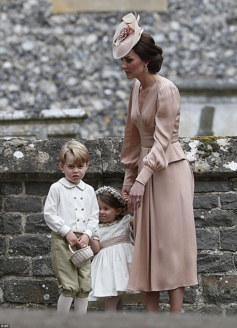  photo 4092831A00000578-4525752-Kate_stands_with_Princess_Charlotte_and_Prince_George_who_were_f-a-33_1495322881268_zpshlaoq7rq.jpg