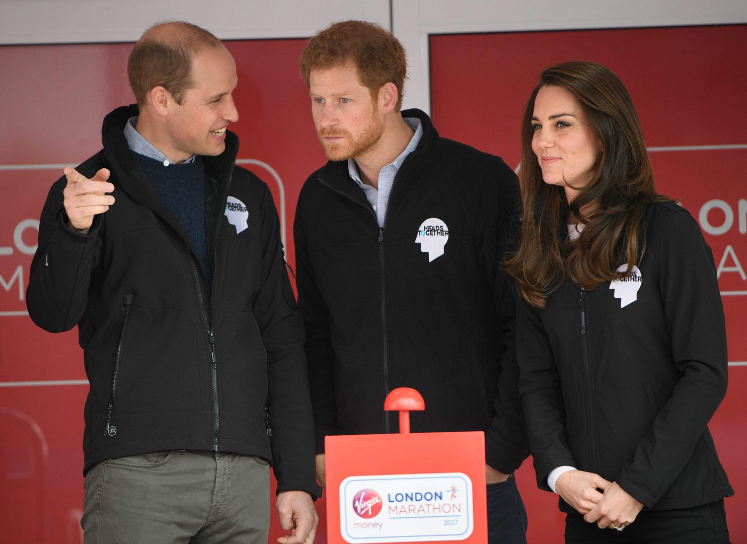 Кейт Миддлтон, принц Уильям и принц Гарри на лондонском марафоне