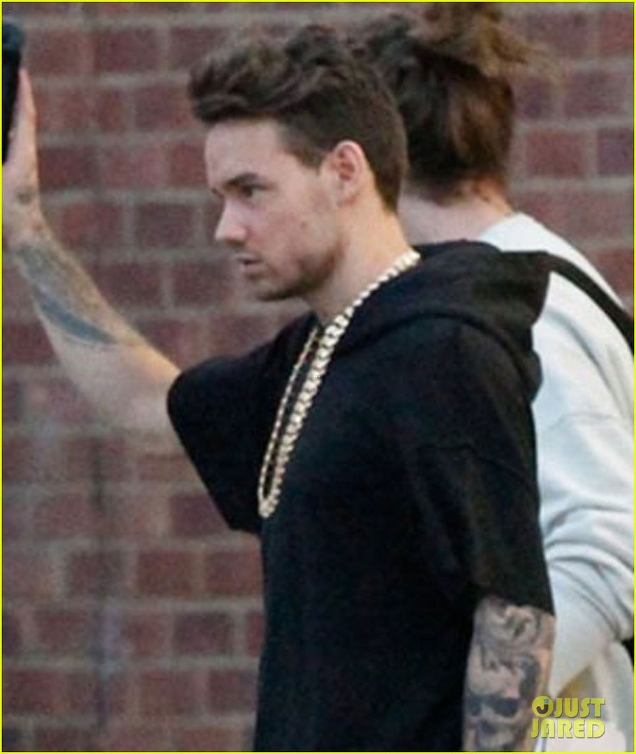  photo liam-payne-wears-giant-gold-chain-at-recording-studio-02_zps0si2whpc.jpg