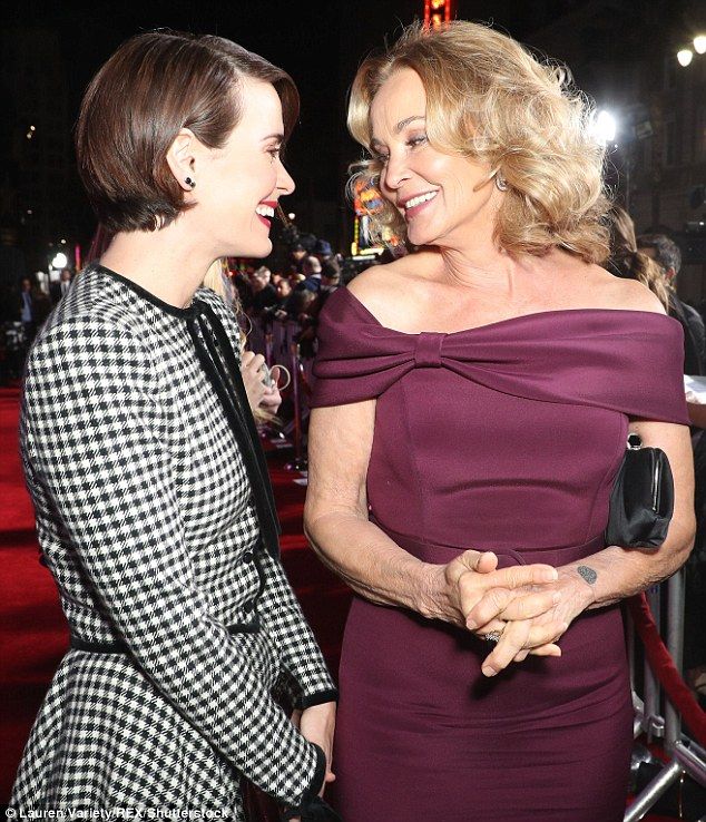  photo 3DDC505B00000578-4273836-Pals_Actress_Sarah_Paulson_found_time_to_catch_up_with_her_Ameri-a-1_1488451474367_zpslmgyxgjj.jpg