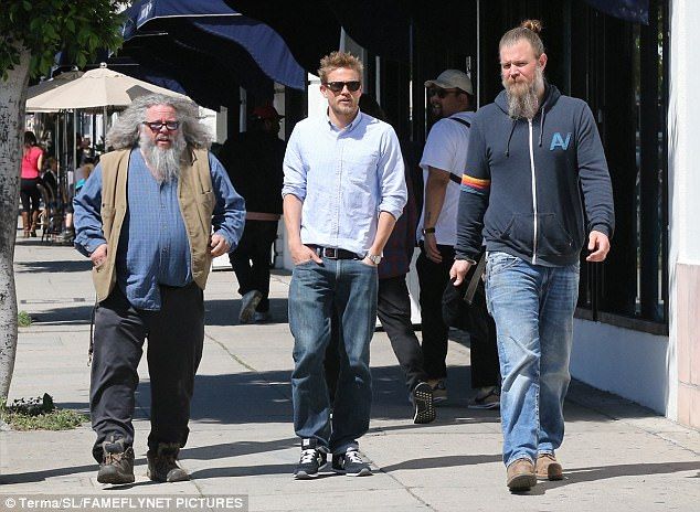  photo 3ED9CEDB00000578-4371984-Lads_day_Charlie_Hunnam_was_spotted_grabbing_lunch_with_two_of_h-a-4_1491093016035_zpsrqqnqatb.jpg