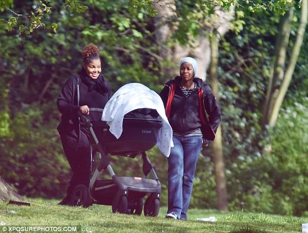 Джанет Джексон с сыном на прогулке