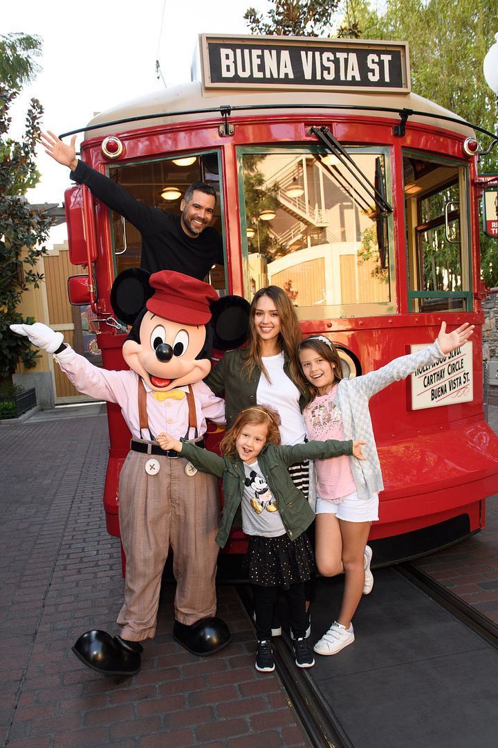 Семейка в Disneyland