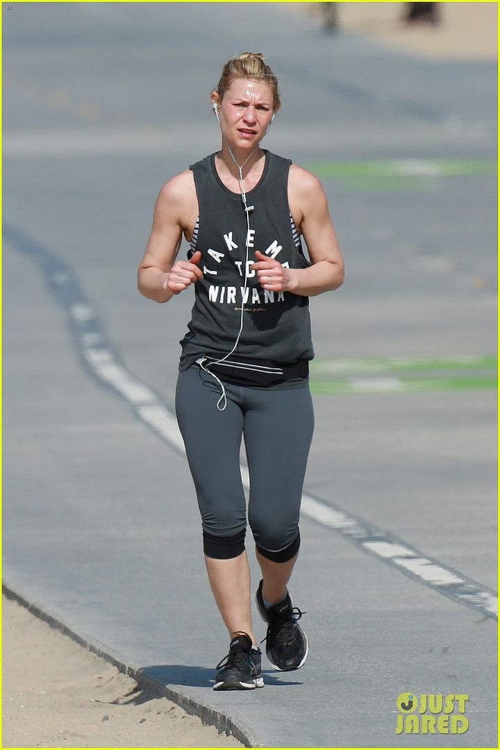  photo claire-danes-goes-for-morning-jog-on-the-beach-01_zps9jkhmhgs.jpg