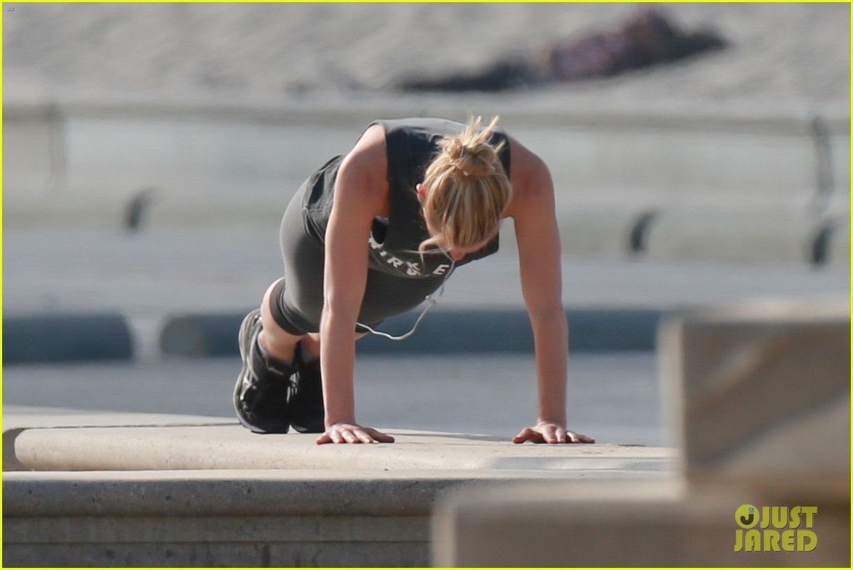  photo claire-danes-goes-for-morning-jog-on-the-beach-02_zpswcqf64wh.jpg