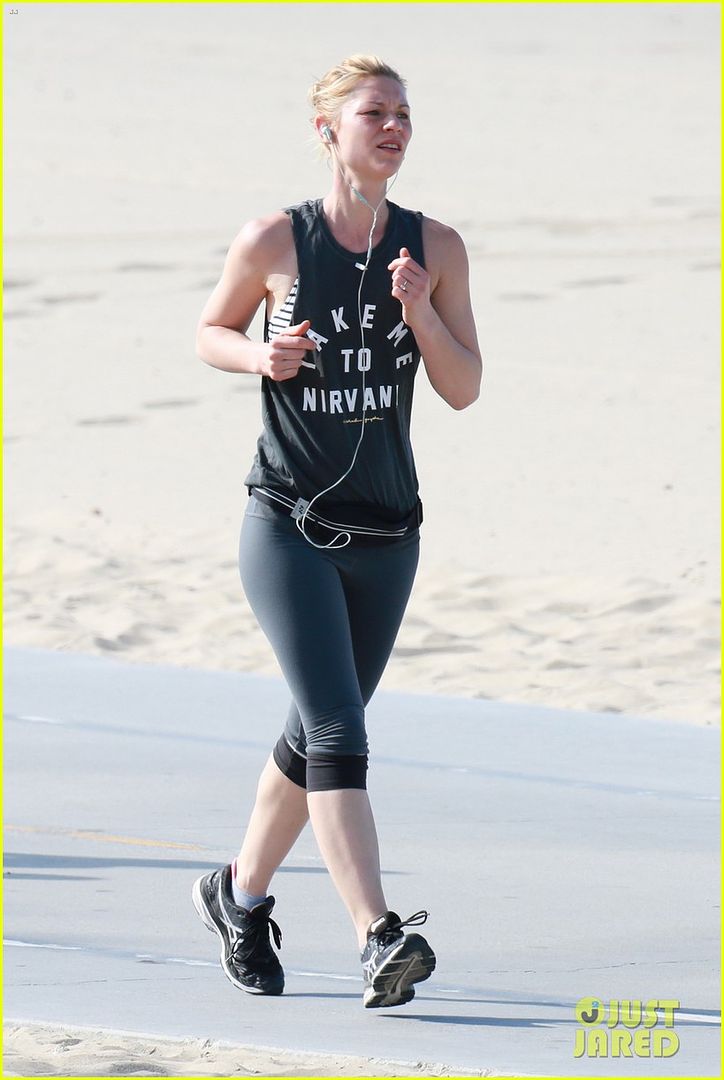 photo claire-danes-goes-for-morning-jog-on-the-beach-03_zps64ozd22q.jpg