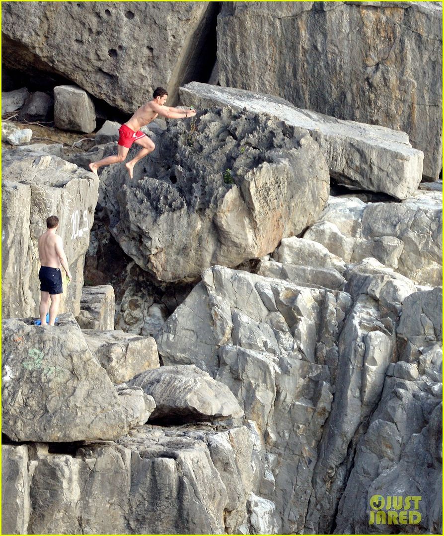 photo orlando-bloom-goes-rock-climbing-jumps-off-a-cliff-shirtless-07_zpskbqui1fa.jpg