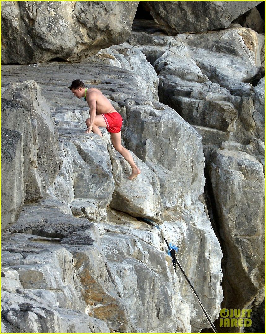  photo orlando-bloom-goes-rock-climbing-jumps-off-a-cliff-shirtless-19_zps6szskjtb.jpg
