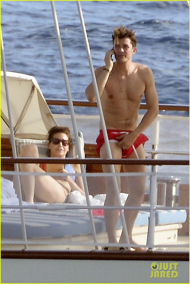  photo orlando-bloom-goes-rock-climbing-jumps-off-a-cliff-shirtless-22_zps0zxkspoy.jpg