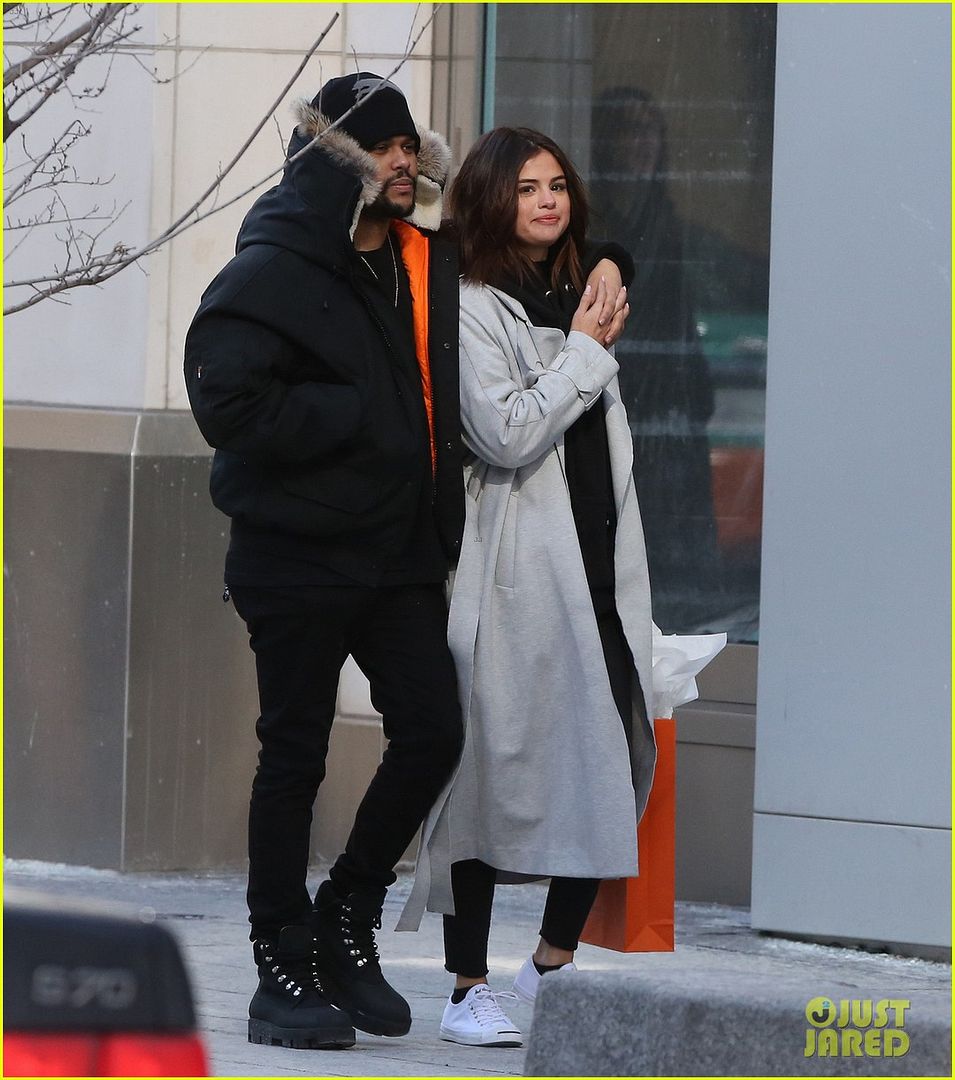  photo selena-gomez-the-weeknd-flaunted-some-pda-in-toronto-03_zpsiugrzkp4.jpg