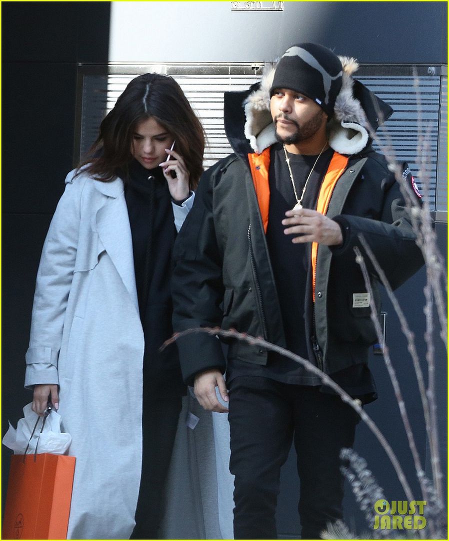  photo selena-gomez-the-weeknd-flaunted-some-pda-in-toronto-06_zpsntqoasfy.jpg