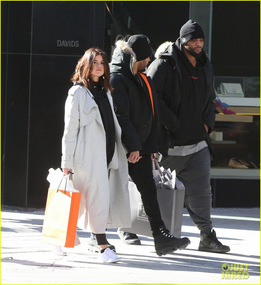  photo selena-gomez-the-weeknd-flaunted-some-pda-in-toronto-12_zpsxrav1bpi.jpg