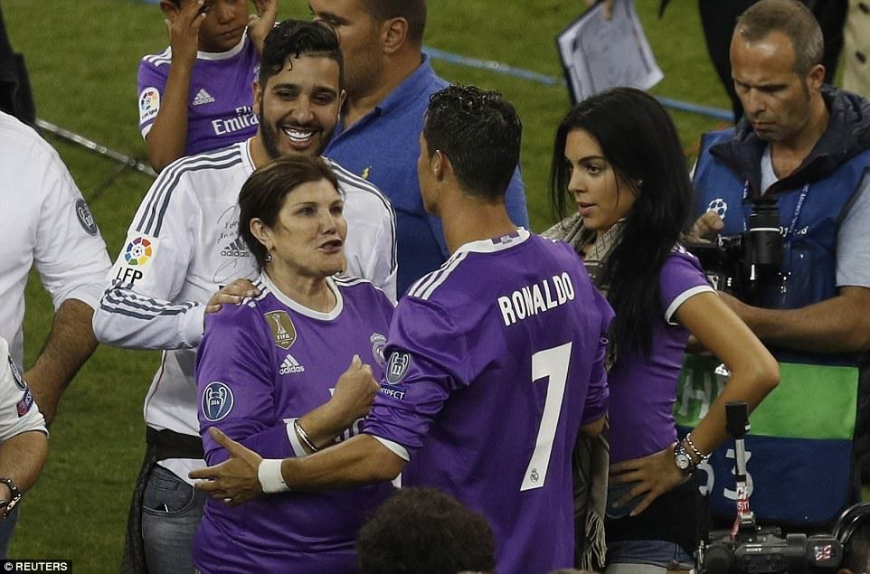 photo 41123B3100000578-4569632-Ronaldo_speaks_to_his_very_proud_mother_Dolores_Aveiro_with_his_-a-4_1496530616761_zpss4wez18u.jpg