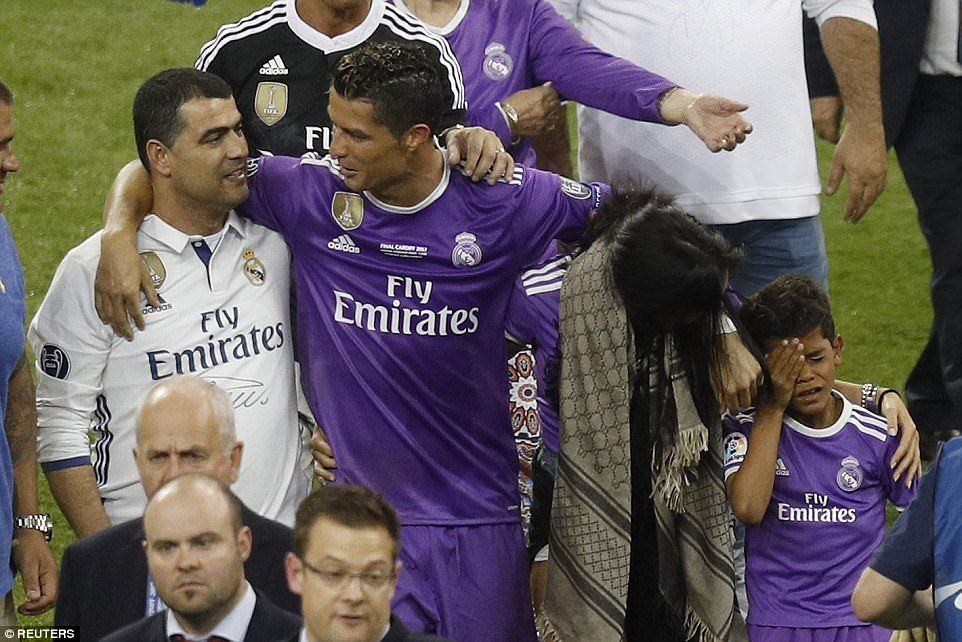 photo 41123D0D00000578-4569632-Cristiano_Ronaldo_celebrates_with_his_brother_Hugo_Aveiro_left_p-a-1_1496530616739_zps5dz9o6ji.jpg