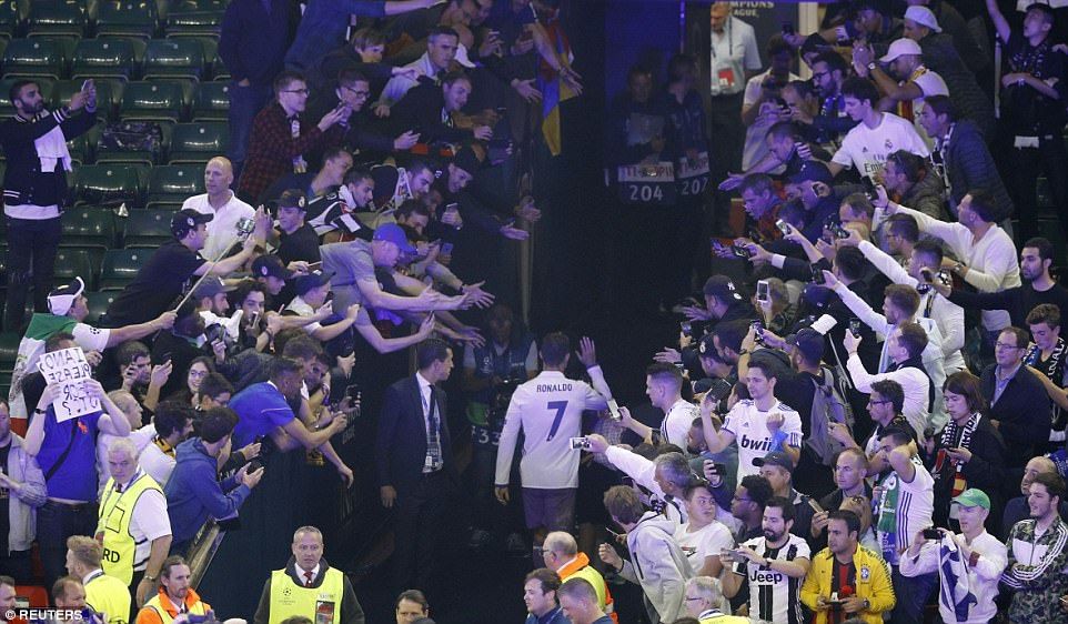 photo 41126F6200000578-4569632-Ronaldo_makes_his_departure_from_the_pitch_as_fans_look_to_get_o-a-19_1496530617345_zpsllkvfixp.jpg