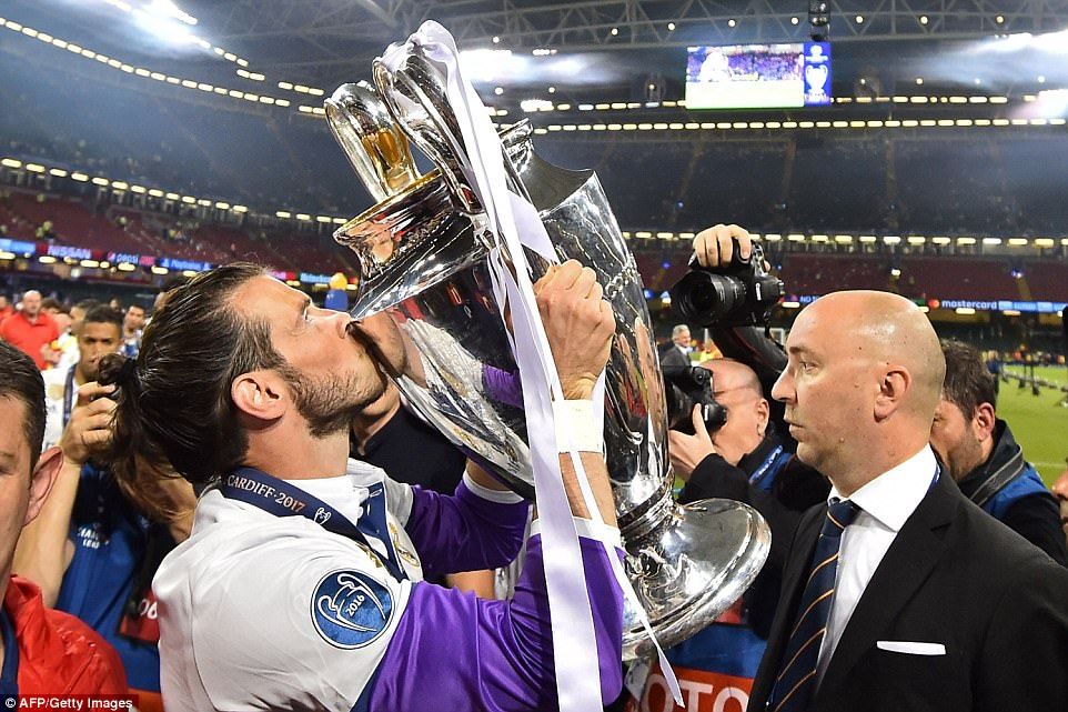  photo 411271C800000578-4569632-Bale_holds_aloft_his_third_Champions_League_triumph_despite_only-a-20_1496530617508_zpsfcnxptuy.jpg