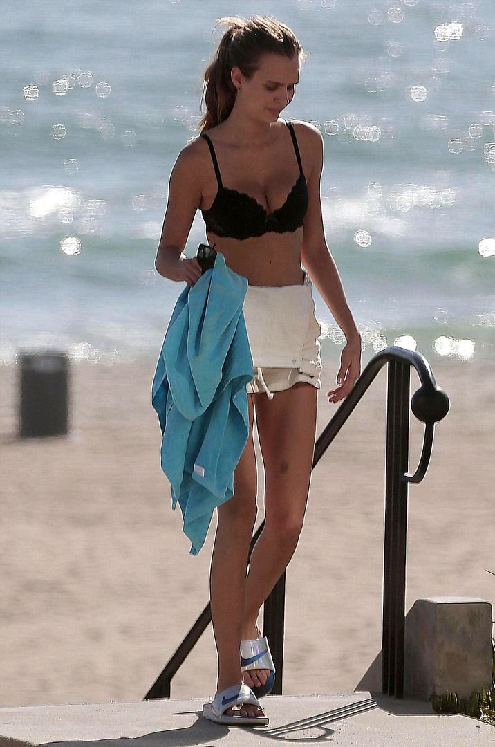 Жозефин Скривер в Малибу photo 42405350_josephine-skriver-in-bikini-top-on-the-beach-in-malibu-20170618-5_zpsk2mkohnw.jpg