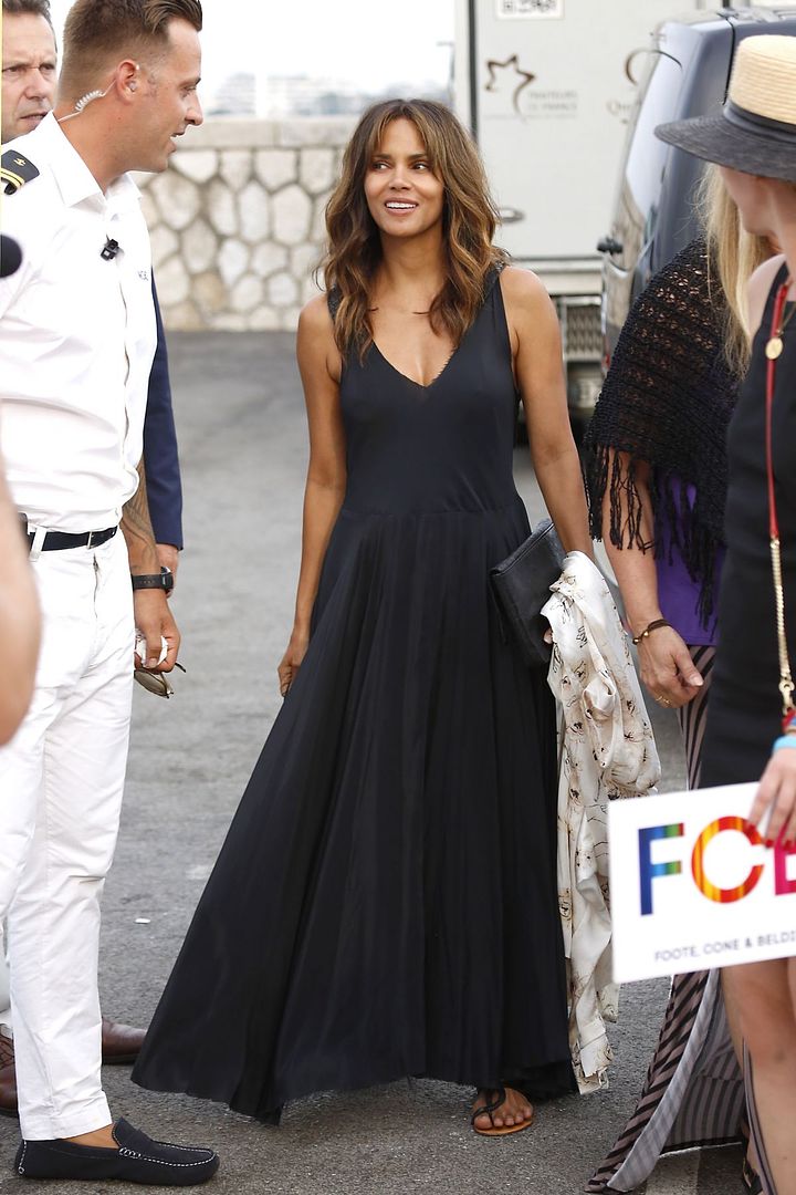  photo 43075185_halle-berry-party-on-a-yacht-at-cannes-lions-festival-20170622-2_zpslibwpktj.jpg