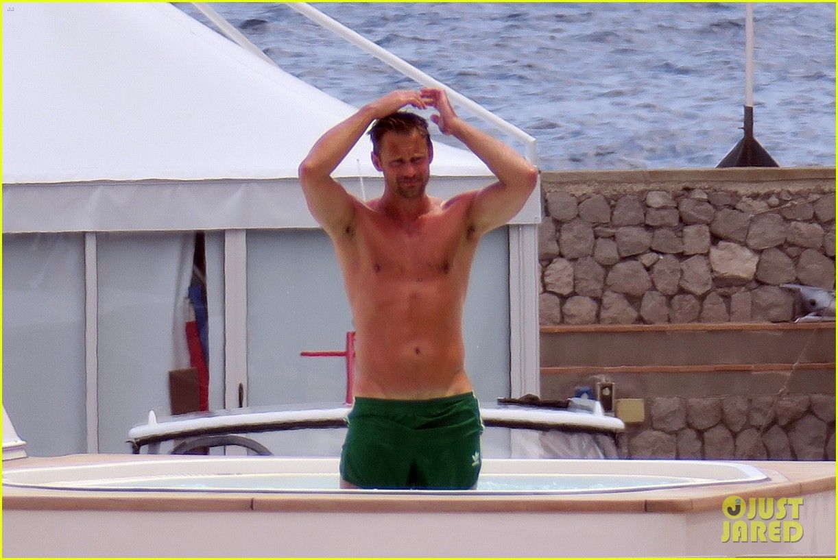  photo alexander-skarsgard-flaunts-his-sunburned-body-on-a-yacht-15_zpshbxcuk7b.jpg