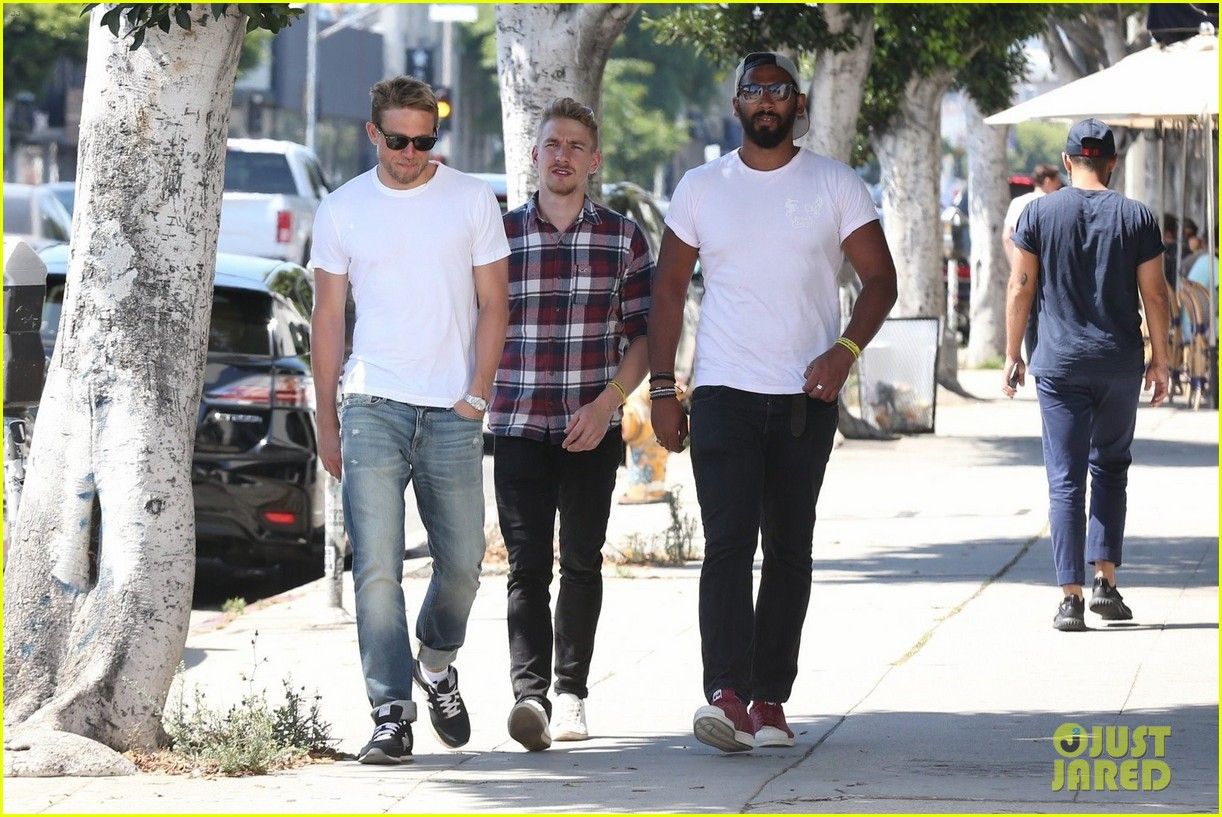  photo charlie-hunnam-lunch-with-friends-07_zps1afmvu5s.jpg