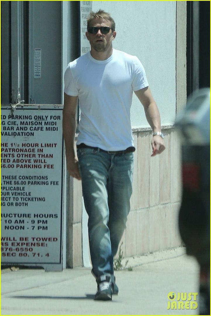  photo charlie-hunnam-lunch-with-friends-19_zps7x8obhuk.jpg