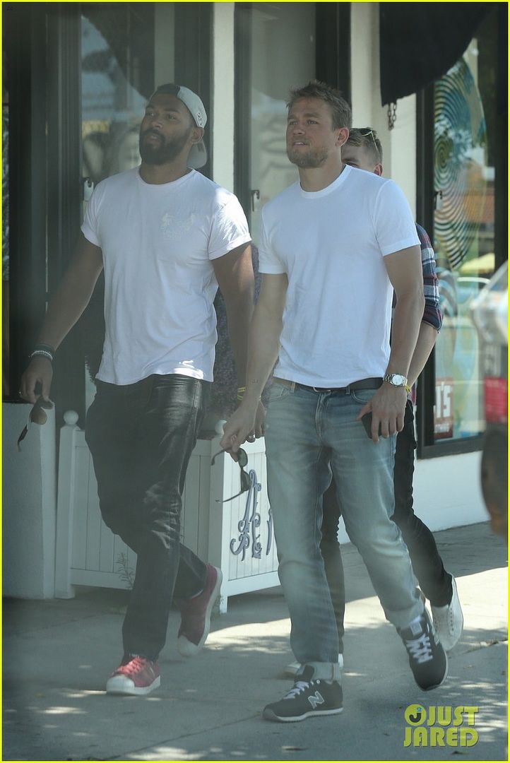  photo charlie-hunnam-lunch-with-friends-36_zpsp22tfa2p.jpg