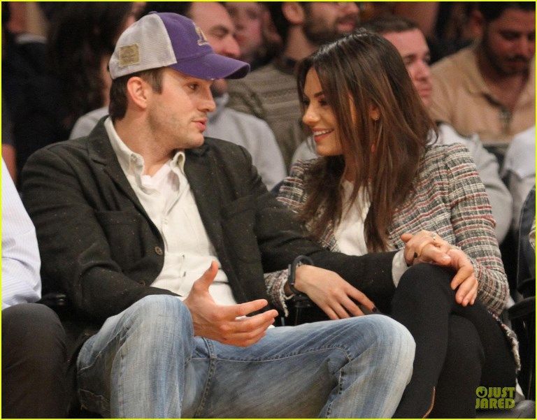  Сладкая парочка на баскетбольном матче photo mila-kunis-will-play-ashton-kutcher-love-interest-02_zps46f0deea.jpg