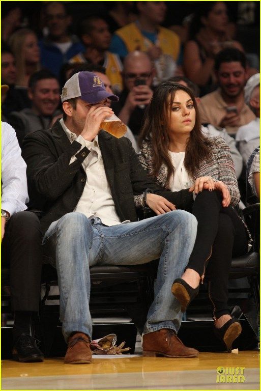  Сладкая парочка на баскетбольном матче photo mila-kunis-will-play-ashton-kutcher-love-interest-09_zps1023475e.jpg