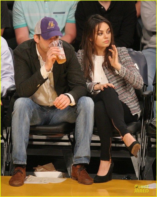  Сладкая парочка на баскетбольном матче photo mila-kunis-will-play-ashton-kutcher-love-interest-19_zps0f1f6203.jpg