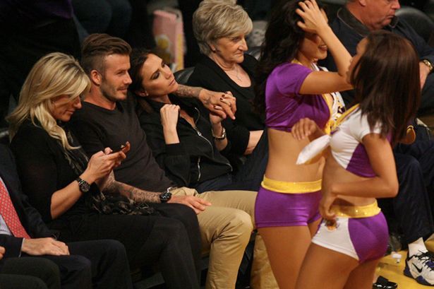 Бекхэмы поцеловались на игре Lakers Photobucket