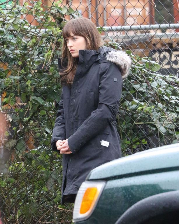  Актеры на работе photo Dakota Johnson - Fifty Shades Darker Set in Vancouver - 01032016_007_zpsipnmc6fl.jpg