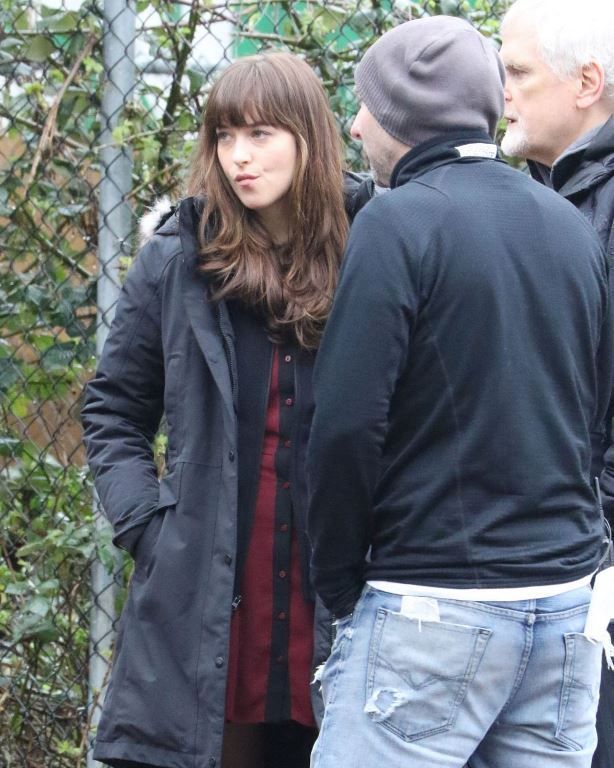  Актеры на работе photo Dakota Johnson - Fifty Shades Darker Set in Vancouver - 01032016_010_zpsbhecnadq.jpg