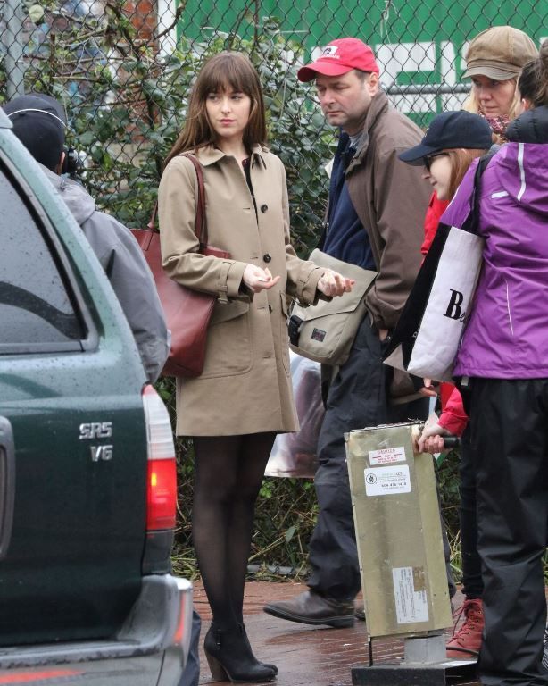  Актеры на работе photo Dakota Johnson - Fifty Shades Darker Set in Vancouver - 01032016_011_zpsjeidst26.jpg