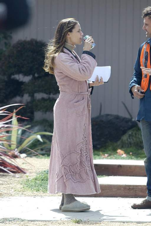 photo Jennifer Garner during some downtime on set of Wakefield in San Pedro March 7-2016 016_zpsca3xem5e.jpg